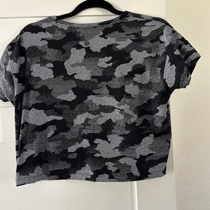 Women’s cropped lululemon tee